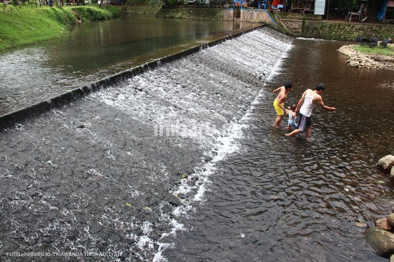 Ada juga air terjun mini dengan air jernih yang nggak terlalu dalam.<br>