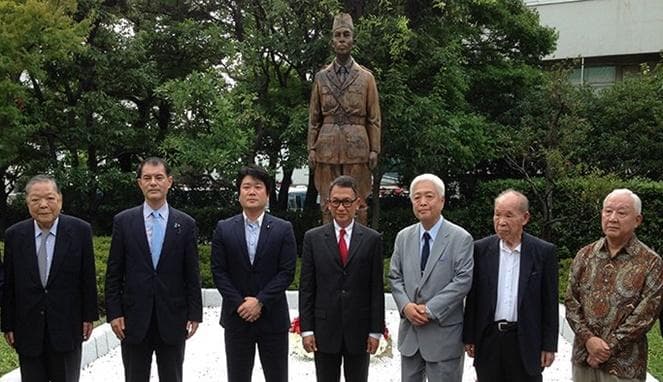 Hadiah dari Menteri untuk Jepang. (GoodNewsFromIndonesia)