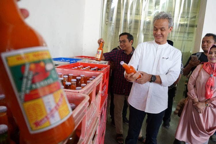 Ganjar Pranowo saat mengunjungi pabrik saus Niki Harum. (Kompas)