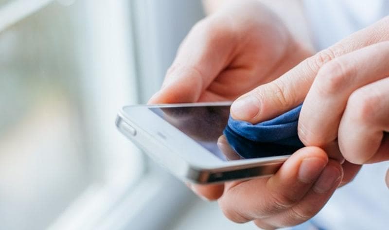 Pakai kain mikrofiber. (Shutterstock)