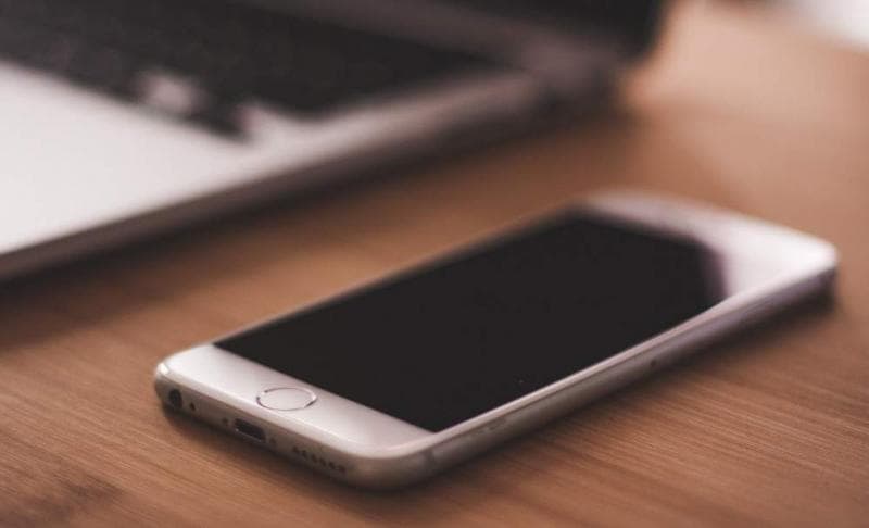 Biarkan ponsel kering. (Pricebook)