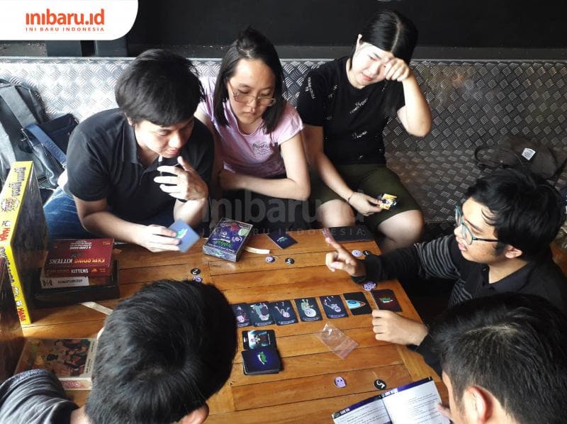 Sulthan sedang menjelaskan aturan main Zombie Space karya Diva Hera. (Inibaru.id/ Dyana Ulfach)