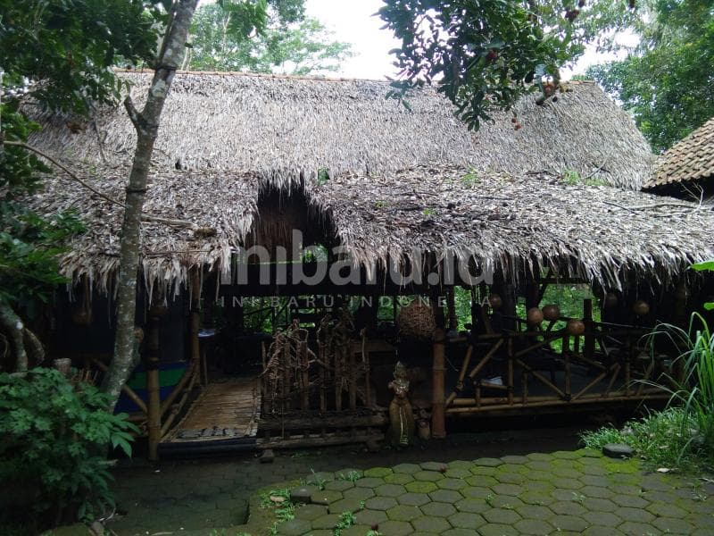 Kedai Kopi Kang Putu beratap rumbia. (Inibaru.id/ Isma Swastiningrum)<br>