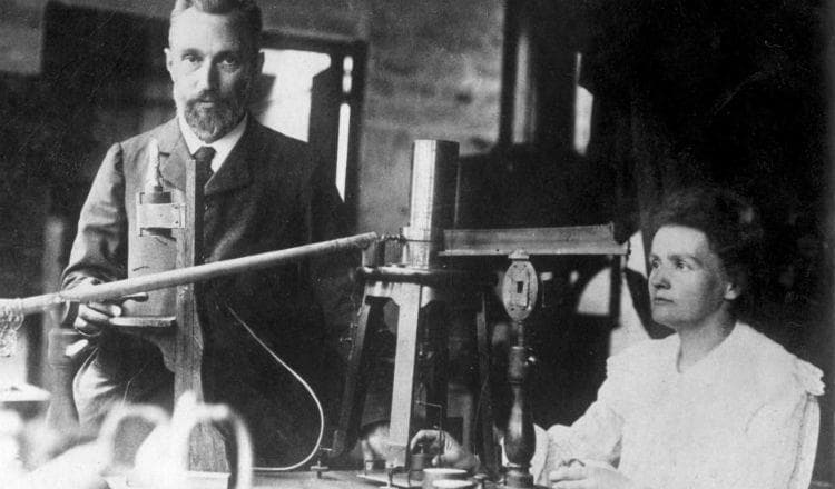 Marie Curie saat melakukan penelitian terhadap radioaktif radium. (Twitter/OutwoodRedcar)