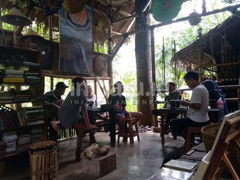 Kedai Kopi Kang Putu tempat nongkrong dan ngopi anak-anak muda progresif. (Inibaru.id/ Isma Swastiningrum)