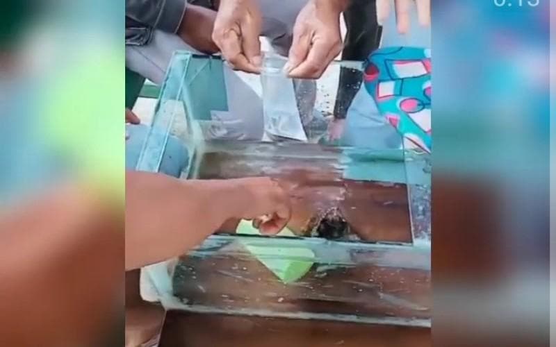 Air rendaman batu meteorit yang jatuh di Lampung diburu untuk diminum warga. (Infolampungterkini)<br>