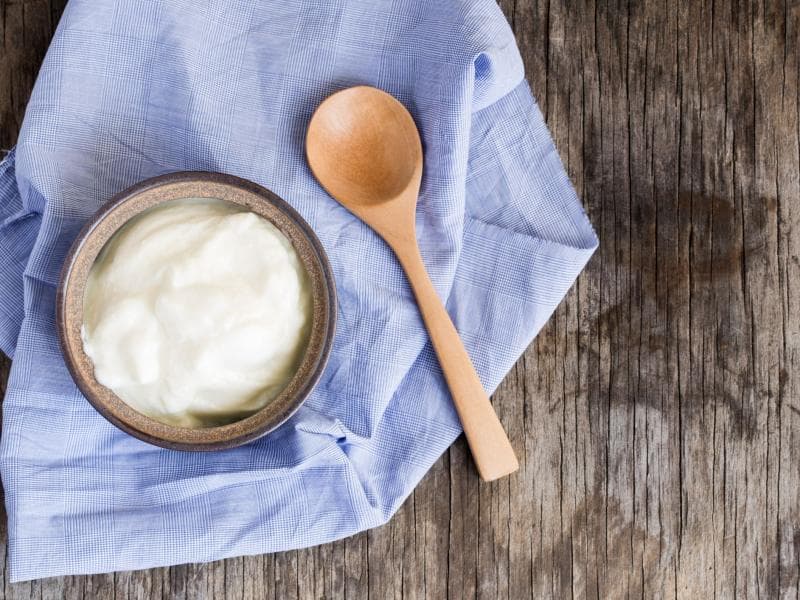 Jangan buang cairan di atas yogurt. (The Spruce Eats)