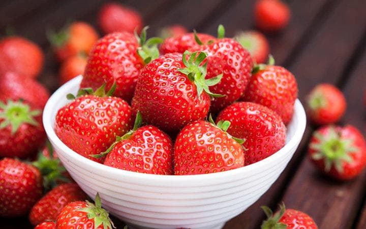 simpan stroberi dalam keadaan utuh. (iStockPhoto)
