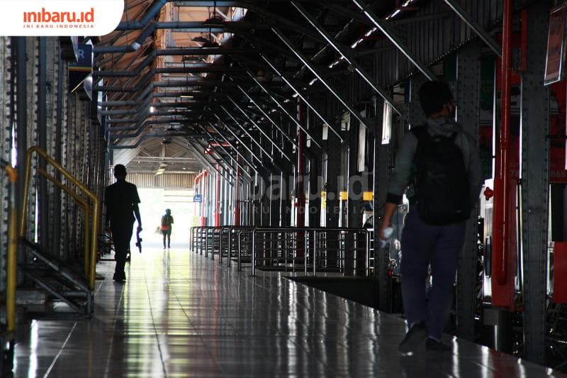 Calon penumpang beraktivitas di Stasiun Tawang Semarang, Kamis (4/2/2021). Stasiun ini belum memiliki jatah penggunaan tes GeNose sebagai layanan pengecekan Covid-19. (Inibaru.id/ Triawanda Tirta Aditya)