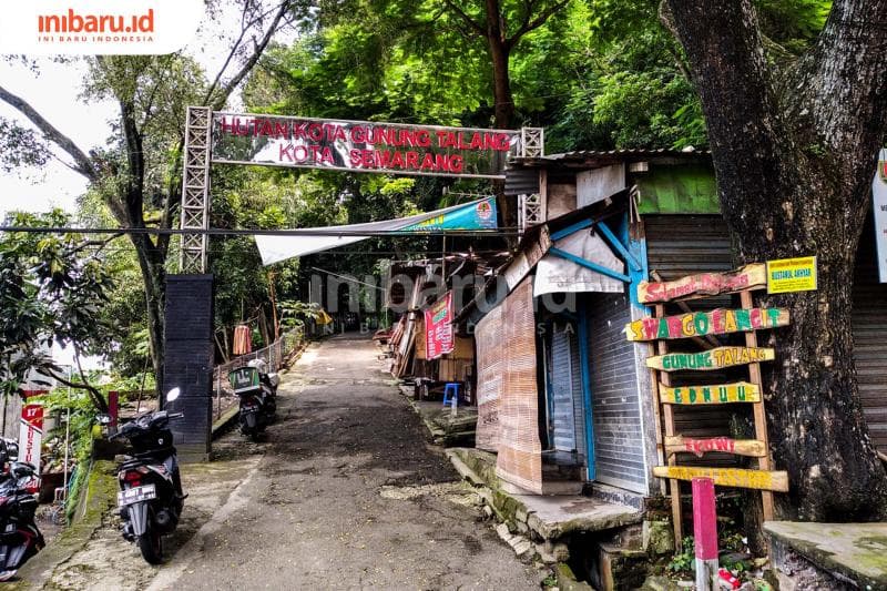 Gerbang masuk Gunung Talang di dekat Jembatan Besi Sampangan. (Inibaru.id/ Audrian F)<br>