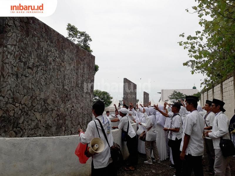 Jamaah manasik haji sedang berlatih melempar jumrah. (Inibaru.id/ Dyana Ulfach)