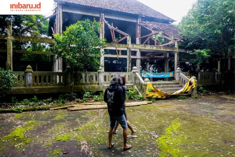 Dua warga sekitar yang kebetulan berkunjung ke padepokan Gunung Talang. (Inibaru.id/ Audrian F)<br>
