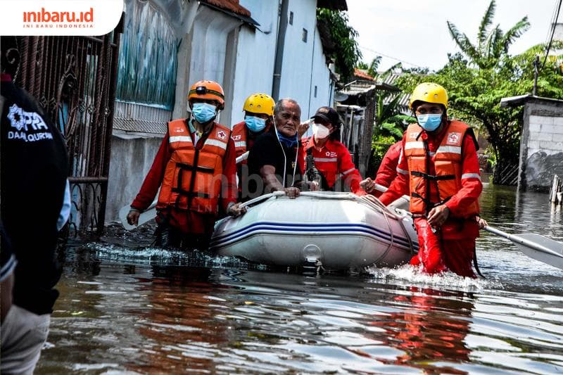 Evakuasi warga Trimulyo, Genuk, Semarang. (Inibaru.id/ Audrian F)<br>