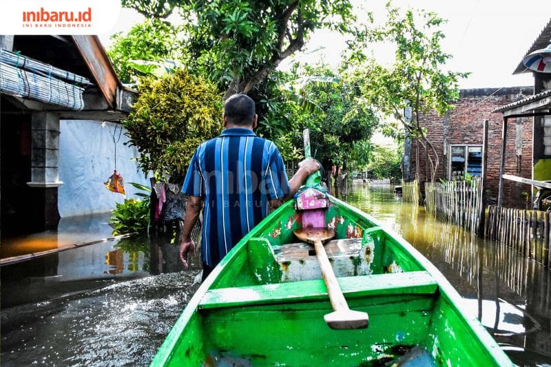 Jambari menarik perahu. (Inibaru.id/ Audrian F)<br>