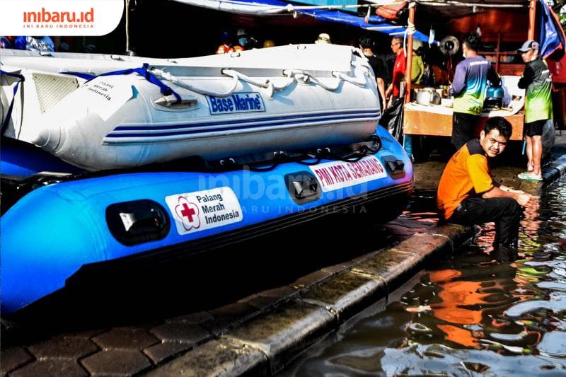 Istirahat di samping perahu. (Inibaru.id/ Audrian F)<br>