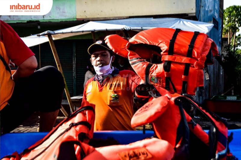 Mengumpulkan pelampung. (Inibaru.id/ Audrian F)<br>