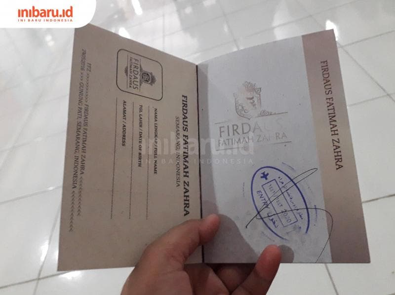 Tiket masuk yang didesain menyerupai paspor. Kreatif! (Inibaru.id/ Dyana Ulfach)