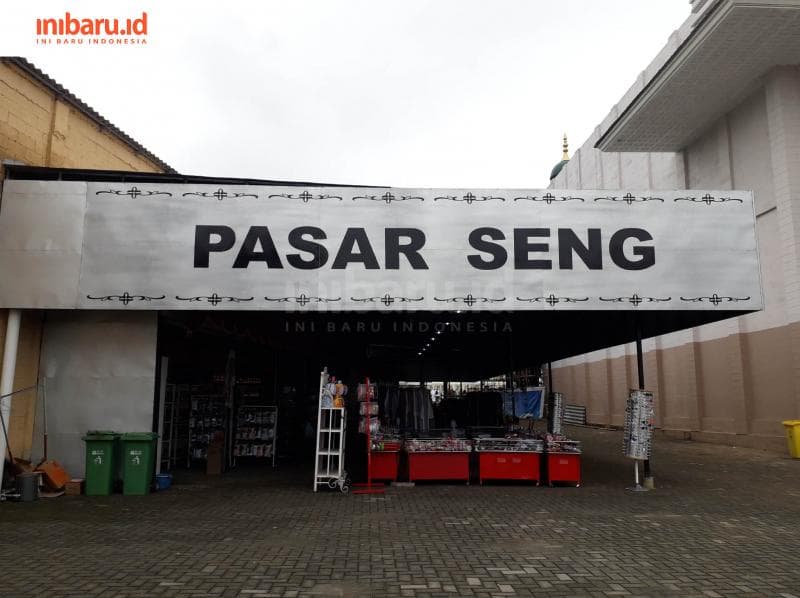 Berburu cendramata pernak-pernik ala Arab di Pasar Seng. (Inibaru.id/ Dyana Ulfach)