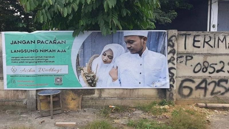 Spanduk milik Aisha Wedding yang juga mendapatkan sorotan dan hujatan warganet. (Facebook/ Aisha Wedding)<br>