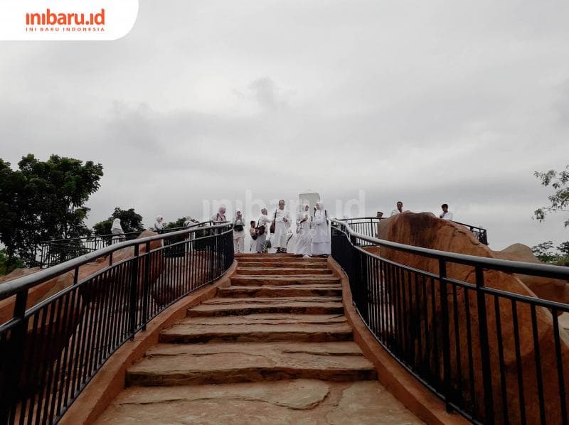 Jabal Rahmah, tempat kali pertama Nabi Adam dan Siti Hawa bertemu di dunia. Tapi ini hanya replika ya, <i>Millens</i>. He-he (Inibaru.id/ Dyana Ulfach)