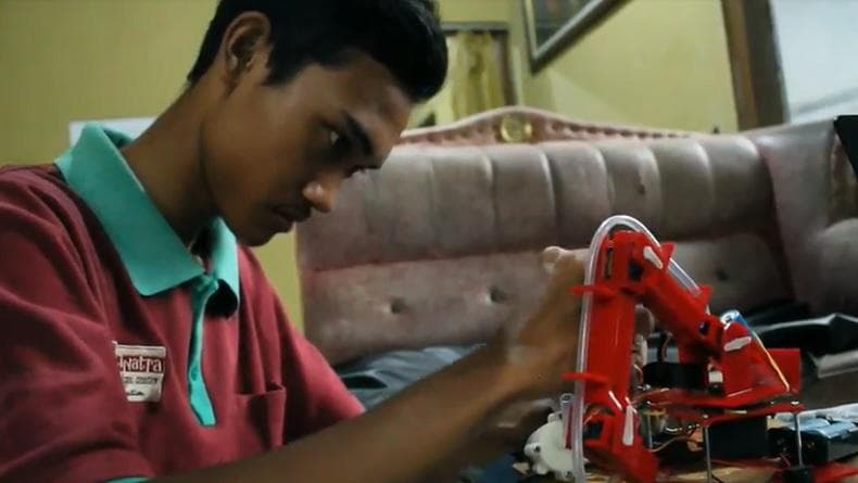 Agung saat menciptakan robot pembuat telur dadar untuk ibunya. (iNews/Joe Hartoyo)