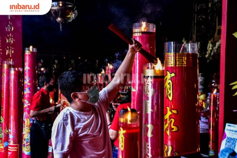 Menyalakan hio swa. (Inibaru.id/ Audrian F)<br>