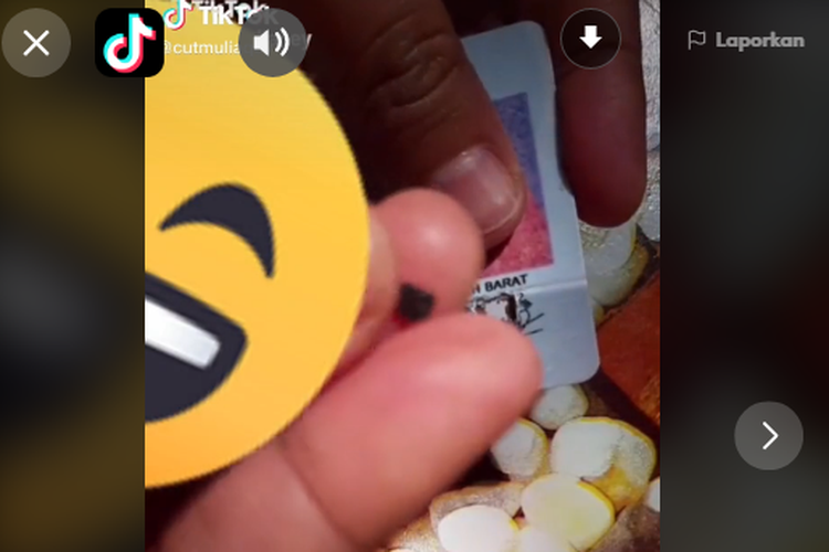 Chip yang dicongkel dari KTP Elektronik. (Tangkapan Layar Tiktok/sultanerickprabu)<br>