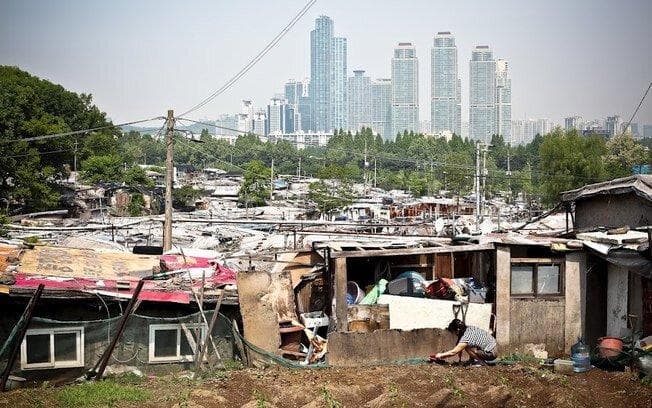 Guryong terlihat sangat kumuh dan kontras dari gemerlapnya Seoul. (Twitter/evrenunal)