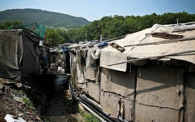 Kawasan Guryong mirip seperti penampungan daripada tempat tinggal. (Twitter/poempetit)