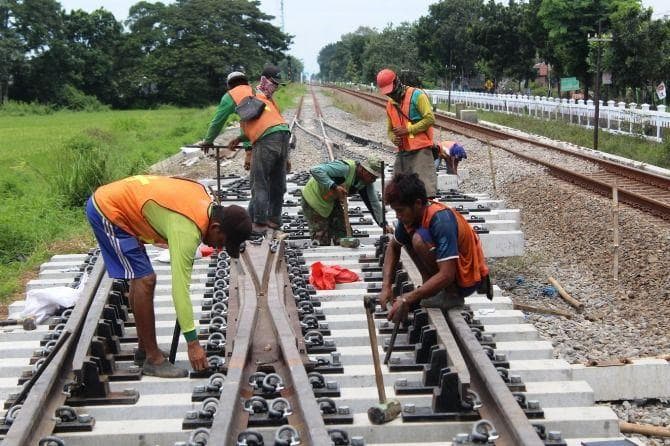 Pengerjaan rel ganda. (Jawapos.com)