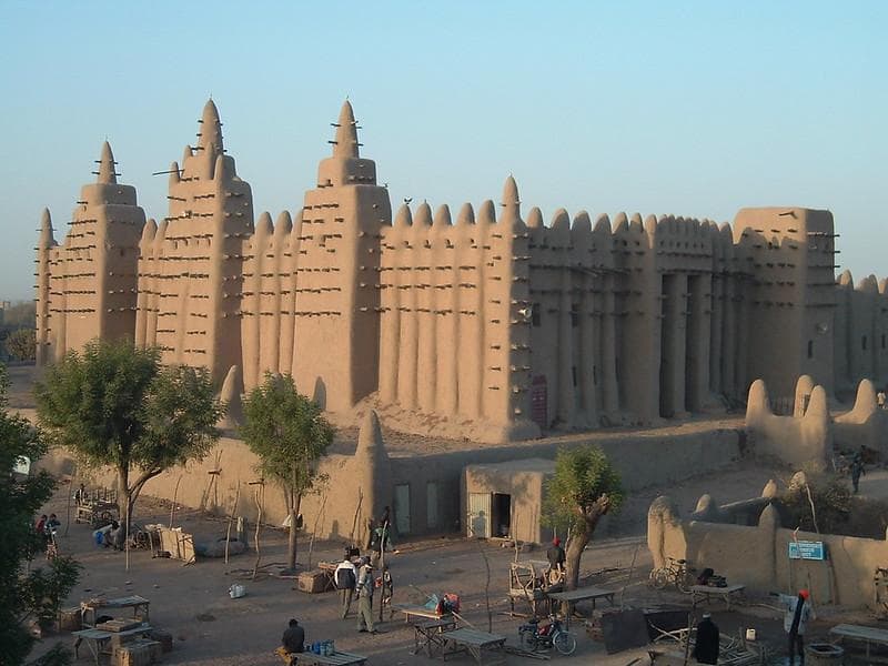 Masjid Raya Djienne dan Tradisi Melabur Bangunan dengan Lumpur di Mali