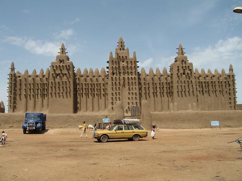 Dinding Masjid Djenne terbuat dari lumpur. (Flickr/300tdorg)