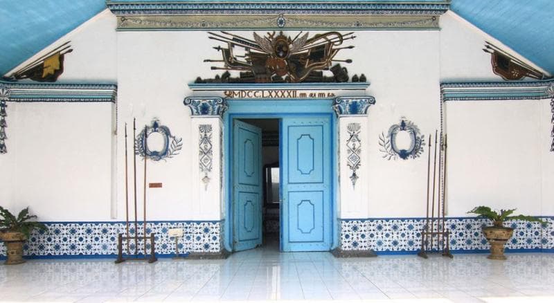 Pintu utama ditutup saat tamu negara datang. (Merbabu)