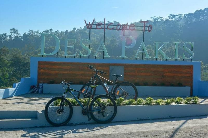 Monumen Selamat Datang Desa Pakis. (Explore Kendal/@restu_alfikri)