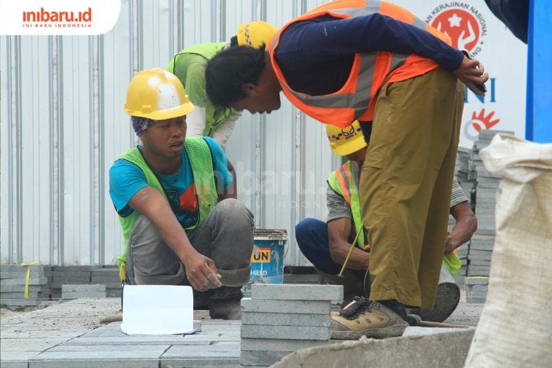 Orang tua yang telah mencari nafkah harus dihormati. (Inibaru.id/ Triawanda Tirta Aditya)