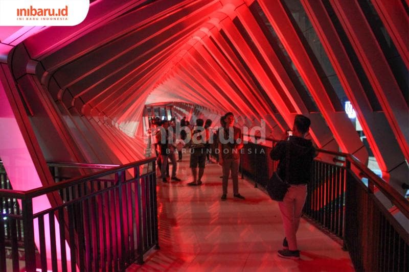 Sejumlah pengunjung Pandanaran Sky Bridge sedang mencoba mengabadikan diri. (Inibaru.id/ Audrian F)<br>
