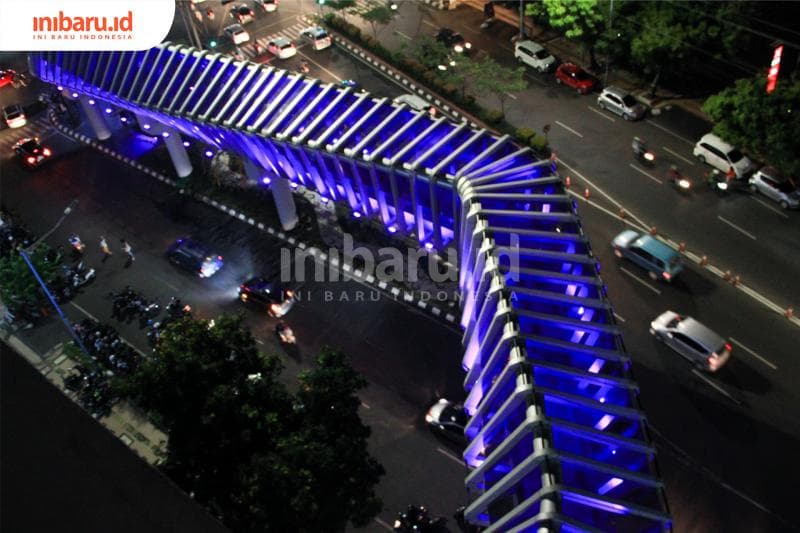 Pandanaran Sky Bridge dari tampak dari atas Gedung Parkir Pandanaran. (Inibaru.id/ Adurian F)<br>