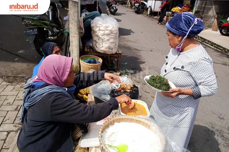 Para penjual nasi jagung di sekitar parkiran Pasar Sumowono. (Inibaru.id/ Zulfa Anisah)