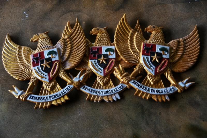 Pertanyaan yang Sering Terlupa, Kenapa Burung Garuda Menengok ke Kanan?