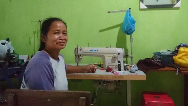 Kistiyah, salah seorang warga yang menggunakan listrik PLTMH untuk usaha jahit. (Kumparan)<br>