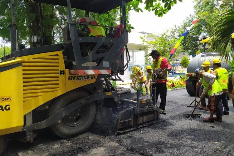 Aspal dari bahan baku sampah plastik. (KOMPAS/RISKA FARASONALIA)