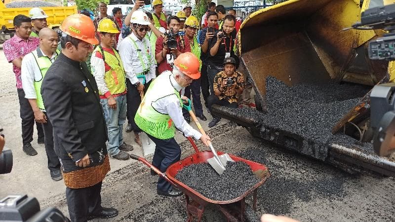 Proses pembuatan jalan dengan aspal dari bahan sampah plastik. (Jatengtoday/AjieMahendra)