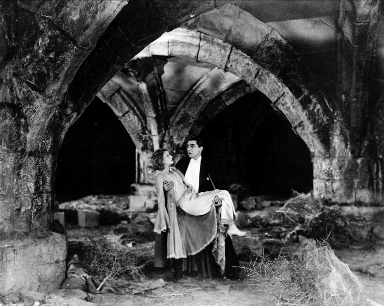 Dalam dunia nyata, Dracula memang dikenal suka meminum darah musuhnya. (Universal/Allstar)