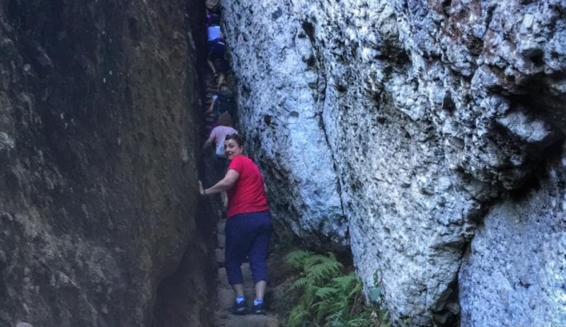 Jalur pendakian Gunung Nglanggeran melewati banyak lorong. (Twitter/SandwichJunior)