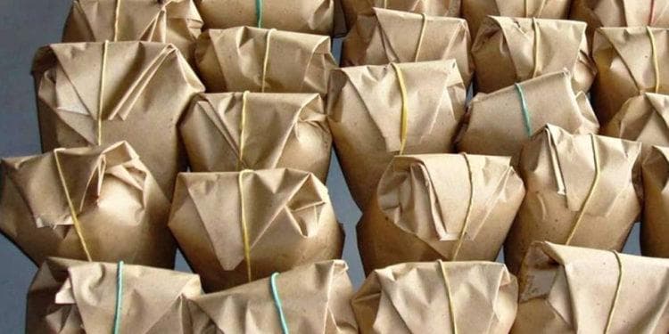 Nasi bungkus punya kaitan erat dengan makan pakai tangan. (Jurnaba)