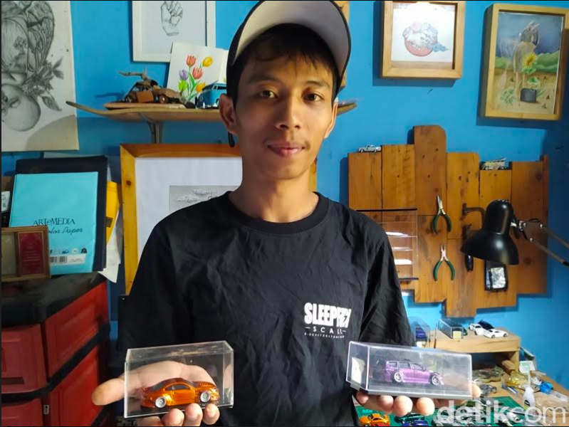 Bhakti Aris Wandari dengan karyanya. (Detik.com)