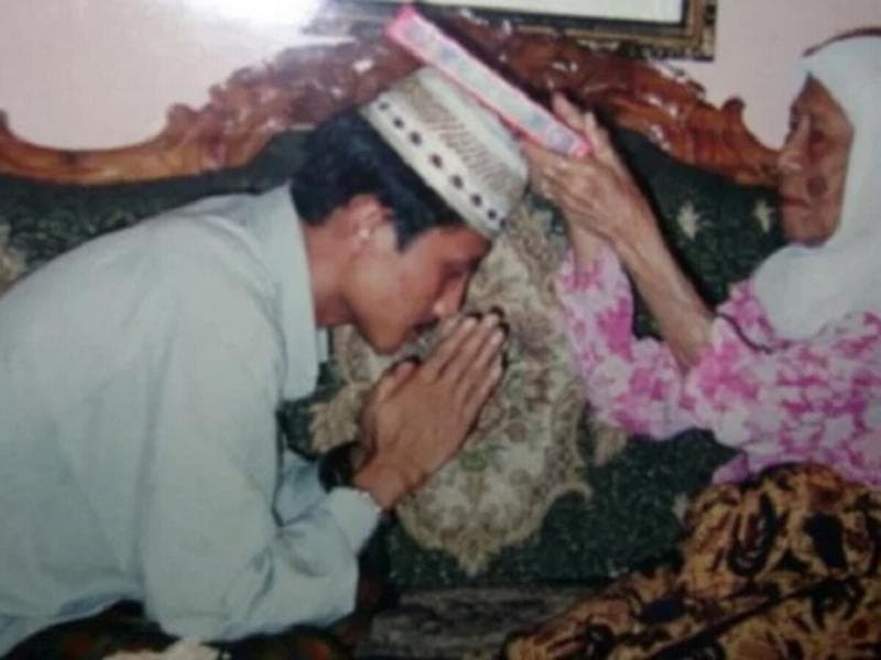 Mak Erot saat melakukan pengobatan. (Jeda.id)