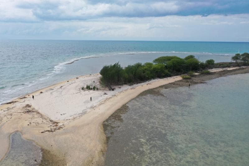 Pulau Gede di dekat Pantai Wates Rembang. (Jatengprov.go.id)