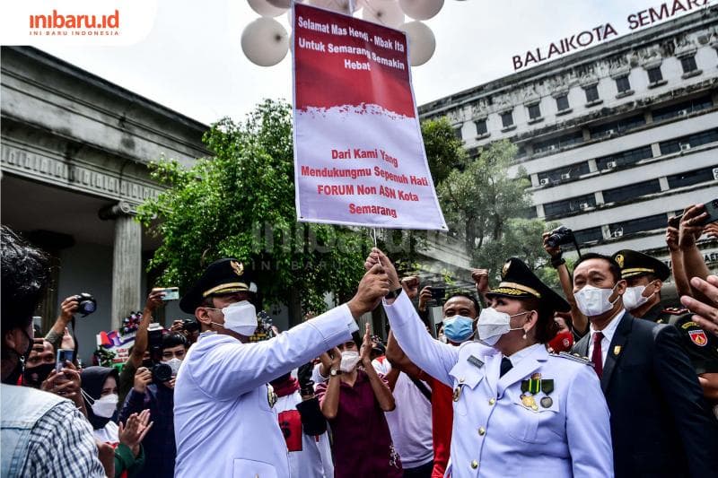 Hendi-Ita menerbangkan balon dari simpatisan non-ASN. (Inibaru.id/ Audrian F)