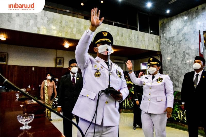 Hendi-Ita melambaikan tangan setelah mengakhiri rapat dengan DPRD Kota Semarang. (Inibaru.id/ Audrian F)